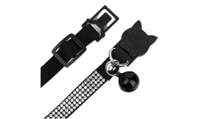 Luxusný odopínací obojok pre mačky s kryštálmi Luxusný čierny bezpečnostný obojok pre mačku s krištáľmi, nastaviteľný a ľahký pre pohodlie, s čiernym zvončekom.