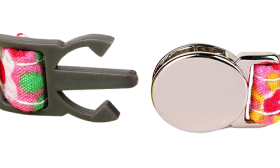 Odnímateľný obojok pre mačky s kovovou prackou Červený obojok pre mačku s kockovaným vzorom, 1 cm široký, kovová pracka, bezpečnostná pracka a strieborný zvonček.