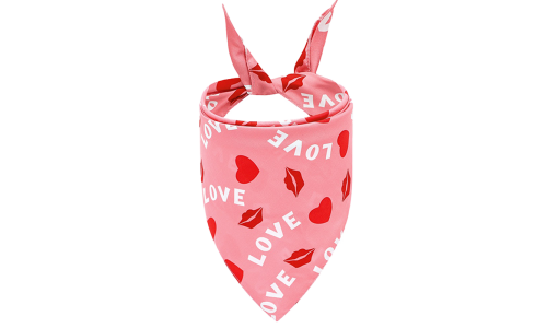 Ružová psia bandana s textom 'LOVE', červenými srdcami a vzormi bozkov, ideálna na Valentína, prateľná v práčke a ručne.