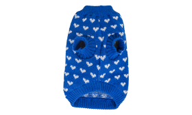 Sveter s potlačou srdca pre psy a mačky Pes v modrom svetri s bielymi srdcovými vzormi, teplý a pohodlný, vyrobený z kvalitných akrylových vlákien.