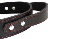 Taktický obojok pre psy z pravej kože s ľahko uchopiteľnou rukoväťou Čierny obojok pre psa z pravej kože s rukoväťou na rýchle uchopenie, odolný a pevný, prémiový materiál, štýlový dizajn.